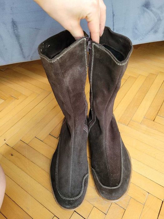 Cizme maro din piele intoarsa cu capse