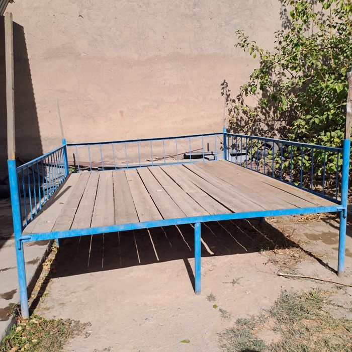 Топчан ,ағаш тақ айымен бірге сатылады