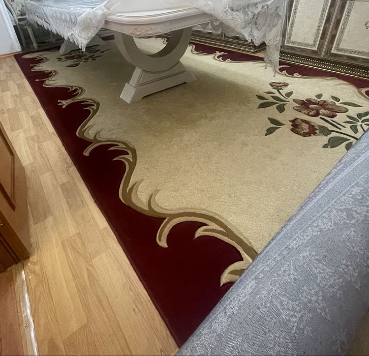 Продаем ковер состояние хорошее,чистый !
