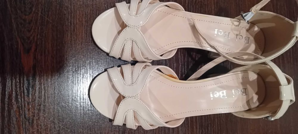 Продавам сандали на ток, лачени, нови