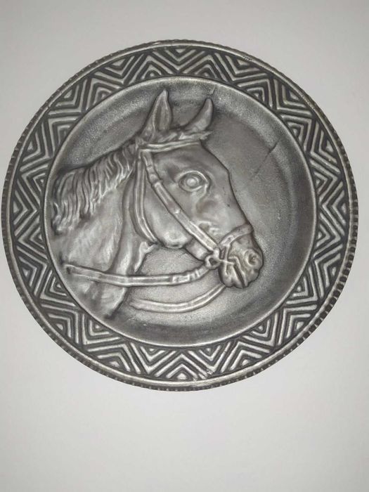 Масивен плакет на кон/конче/