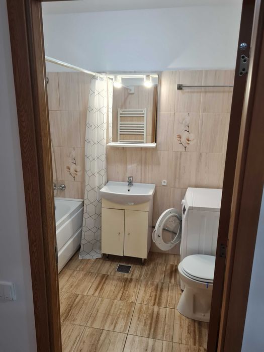 Inchiriez apartament cu 3 camere