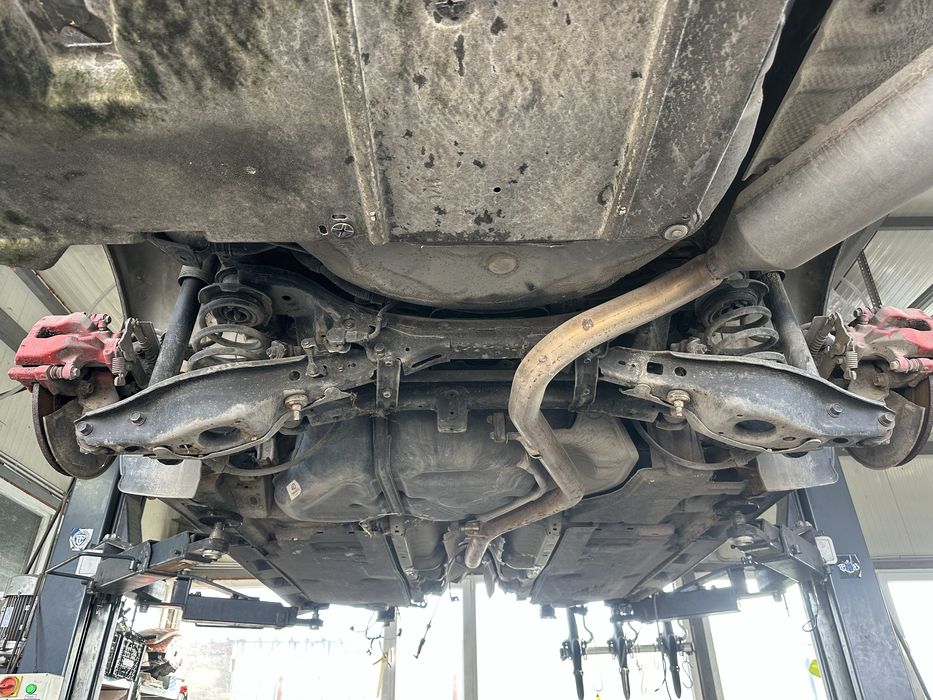 Заден мост за Тойота Авенсис Т27 комби!!!