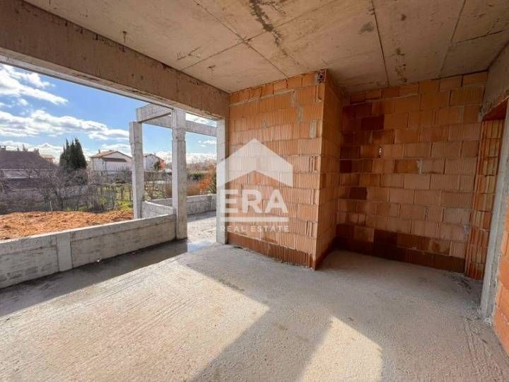 ЕКСКЛУЗИВНО! Двуетажна къща с двоен гараж, на етап пред Акт 14, в с. Д