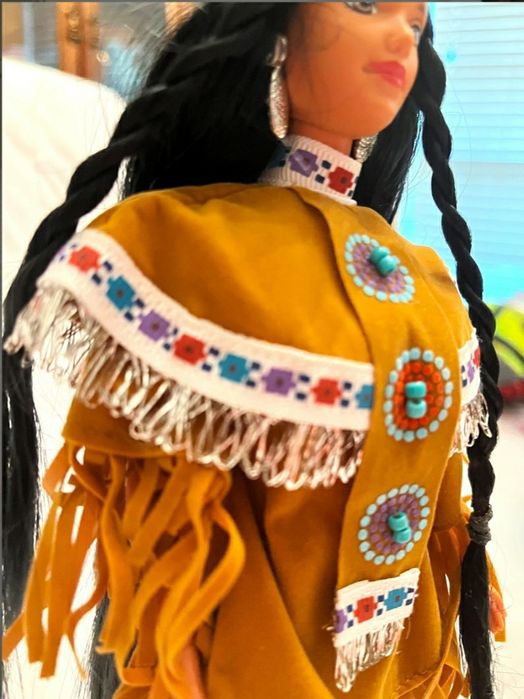 Кукла  Барби в индейском костюме .