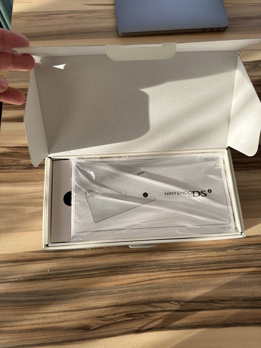 Nintendo DSi nou la cutie nefolosit rosu