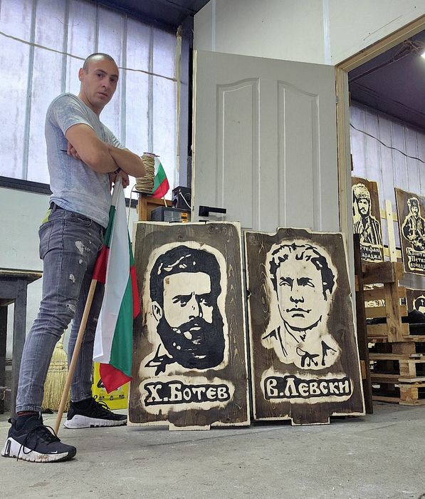 Патриотични дървени табели.