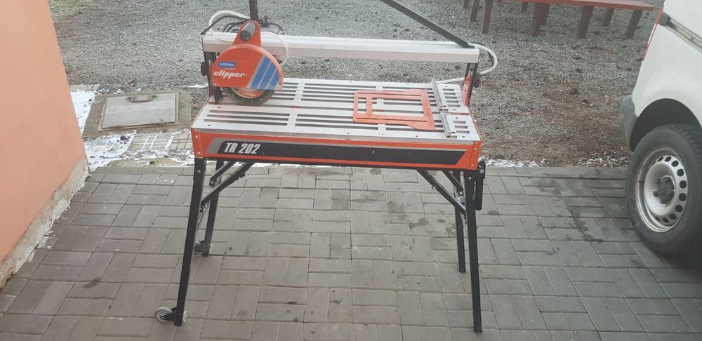 Inchiriez masina taiat gresie cu apa 650mm  ,mecanica 1250mm 150lei/zi