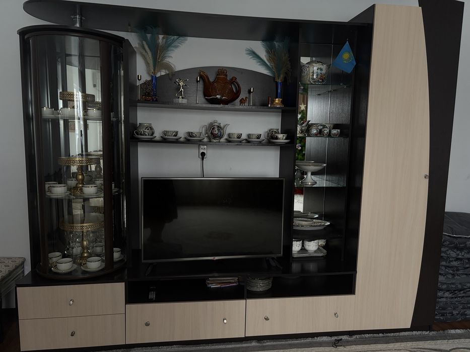 Продам стенку в хорошем состоянии .