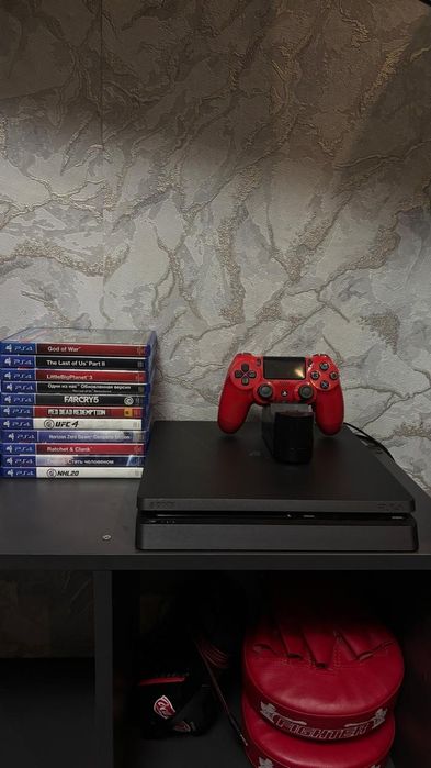 Sony PlayStation 4 Slim 1TB и пачка дисков