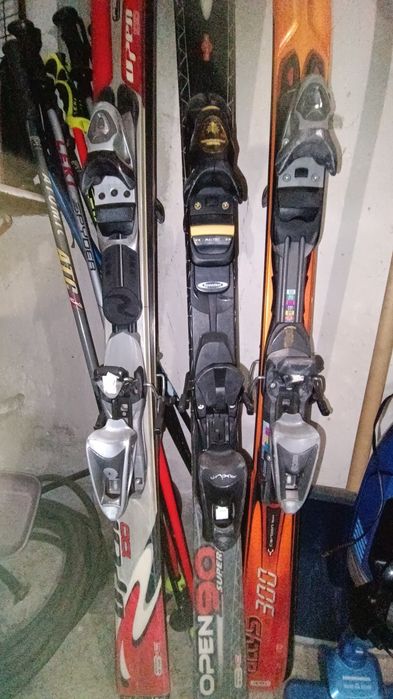 Три чифта ски Rosignol (щеки, обувки, чанти, очила, каски) .