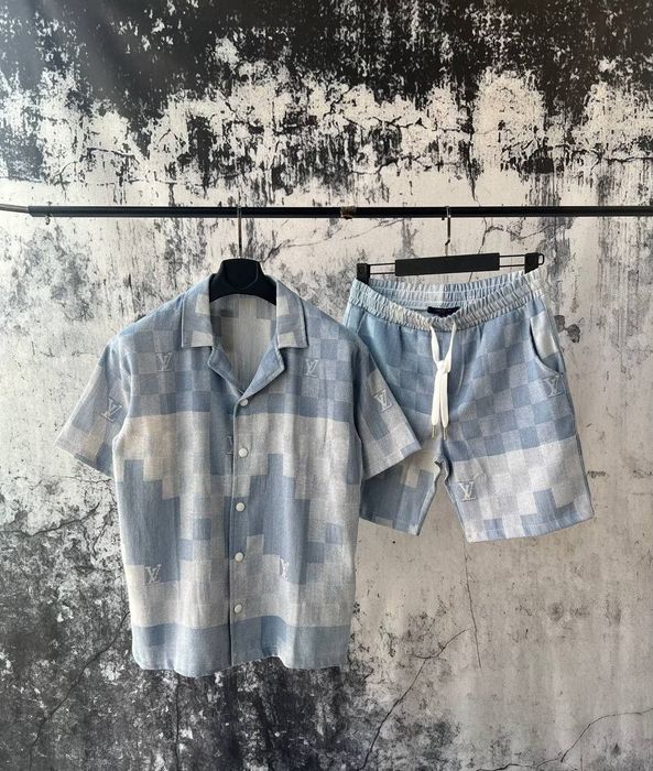 Compleu Louis Vuitton 
Marimi  XXL 
Pret 270 lei