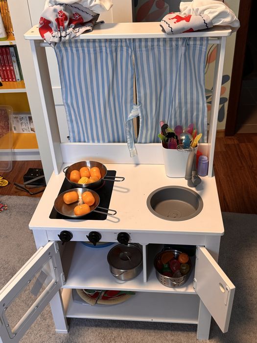 Vand Bucatarie de jucarie cu teatru si tabla de scris plus accesorii IKEA