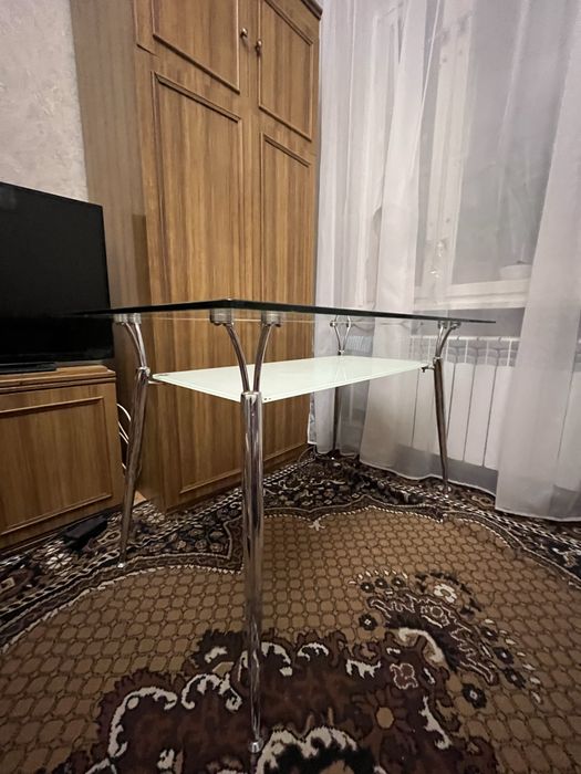 Стеклянный стол продам