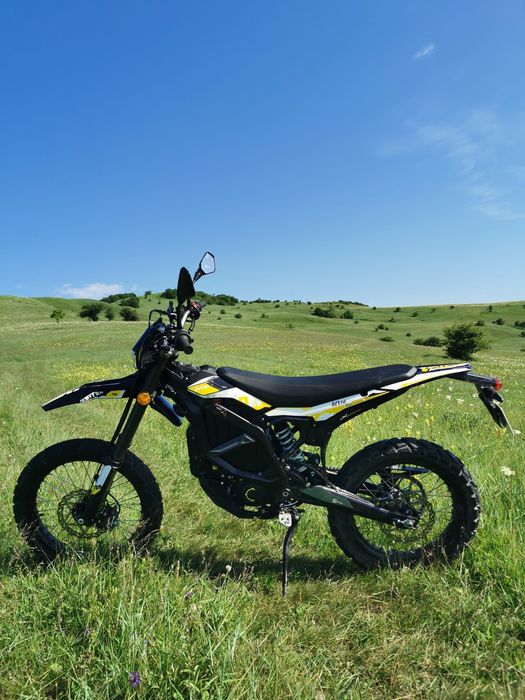 Motocicleta electrica enduro Surron Ultra Bee 2024 road legal + bonusuri, GPS si status baterie in aplicatie