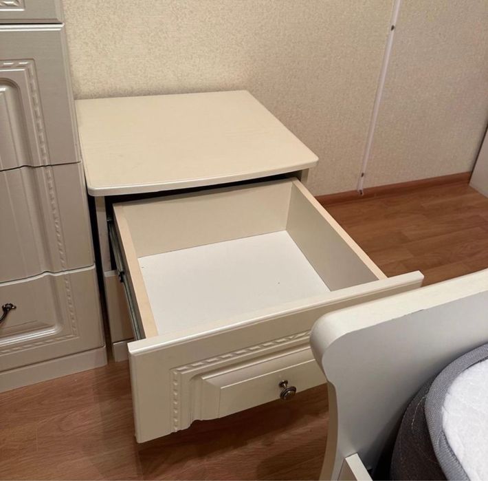 Продам гарнитур, кровать, зеркало, камод, шкаф, тумбочки 2 штуки, матр