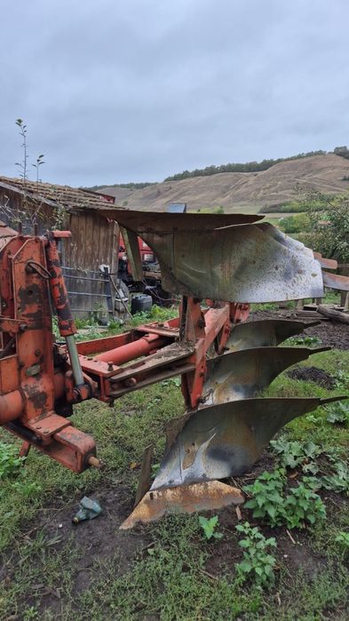 vând utilaje agricole, culegator porumb ,semanatoare sup 29 ,plug reversibil