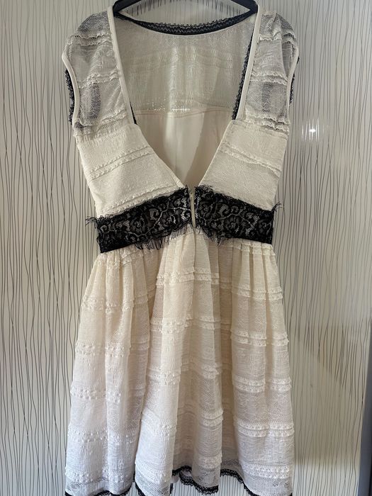 Бяла дантелена рокля