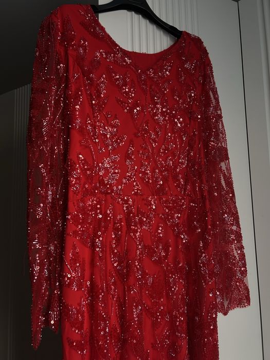 Красное,блестящее и сверкающее платье