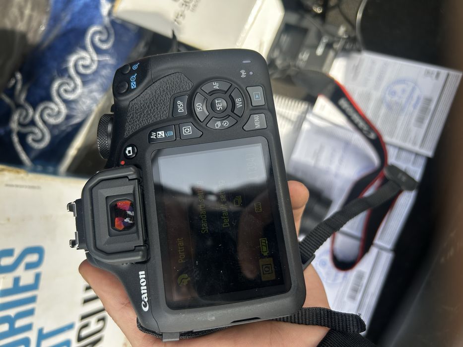 Фотоапарат Canon EOS 2000D