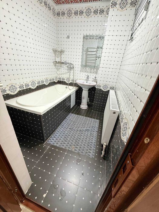 Продаётся 3х переделан в 4х комн квартира на 3 этаже Ор-р Зарафшан