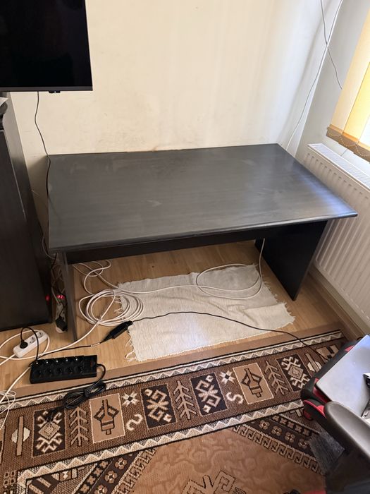 Birou gri închis / negru – stare bună