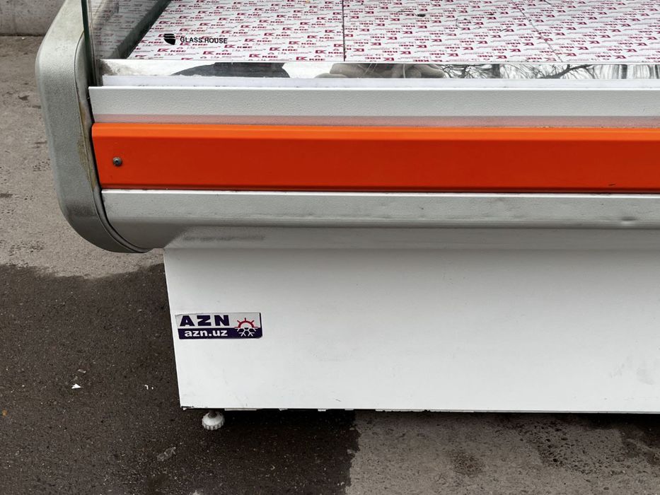 Продаётся витрина холодильник AZN