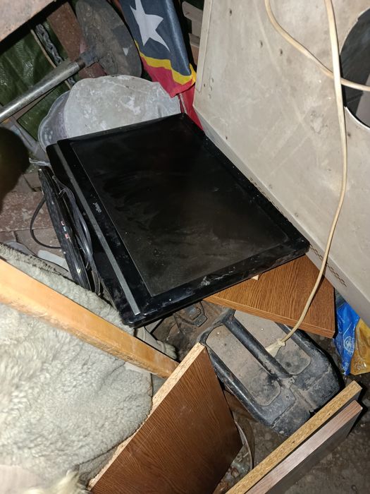 Hota și un monitor folosite