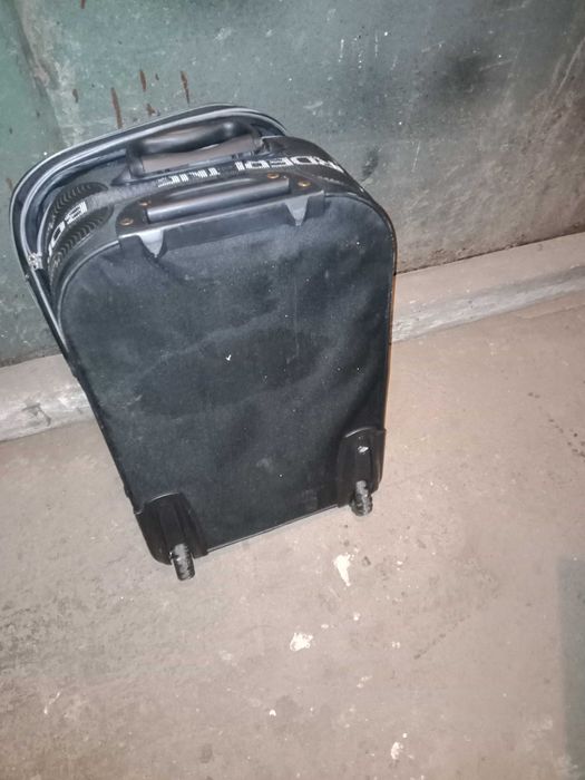 Troler  cu defect la fermoar