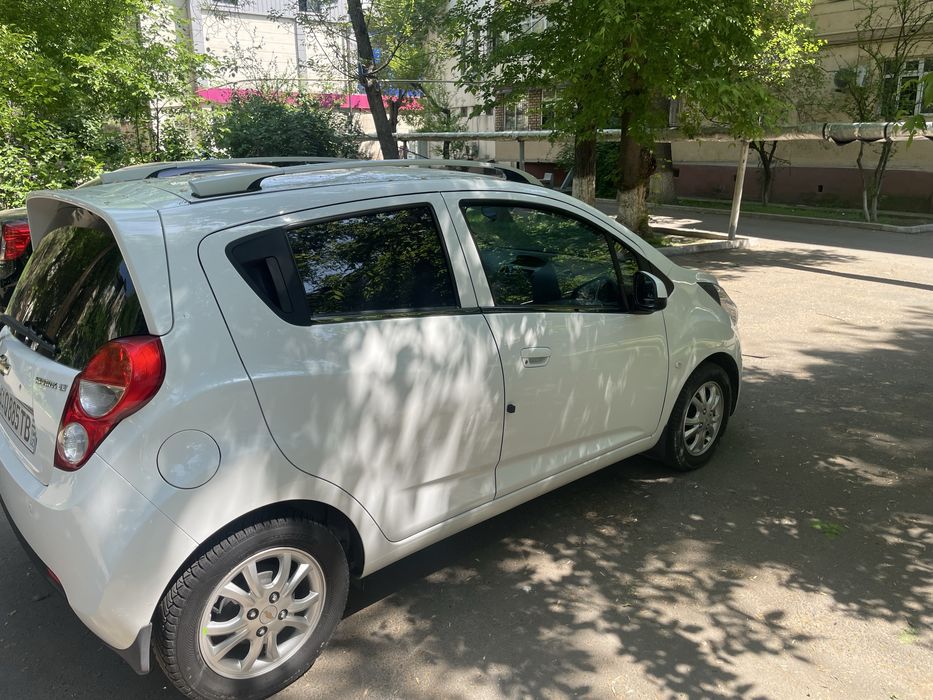 Spark 2019 avtomat sotiladi, oq rang, ideal holat