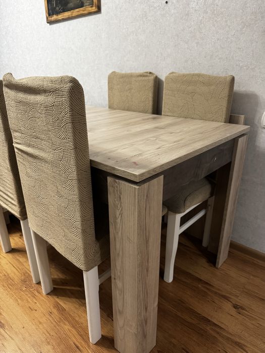 Продам стол раздвижной и четыре стула