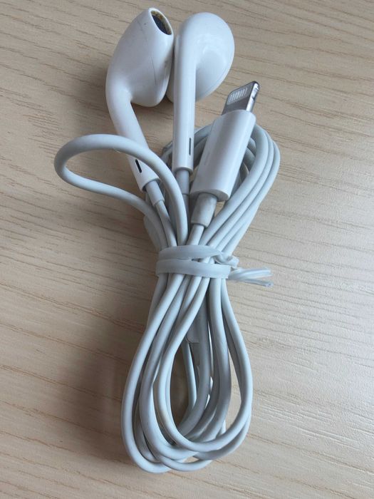 Căști originale Apple mufă lightning lungime fir 1,2m. Folosite, dar perfect funcționale!