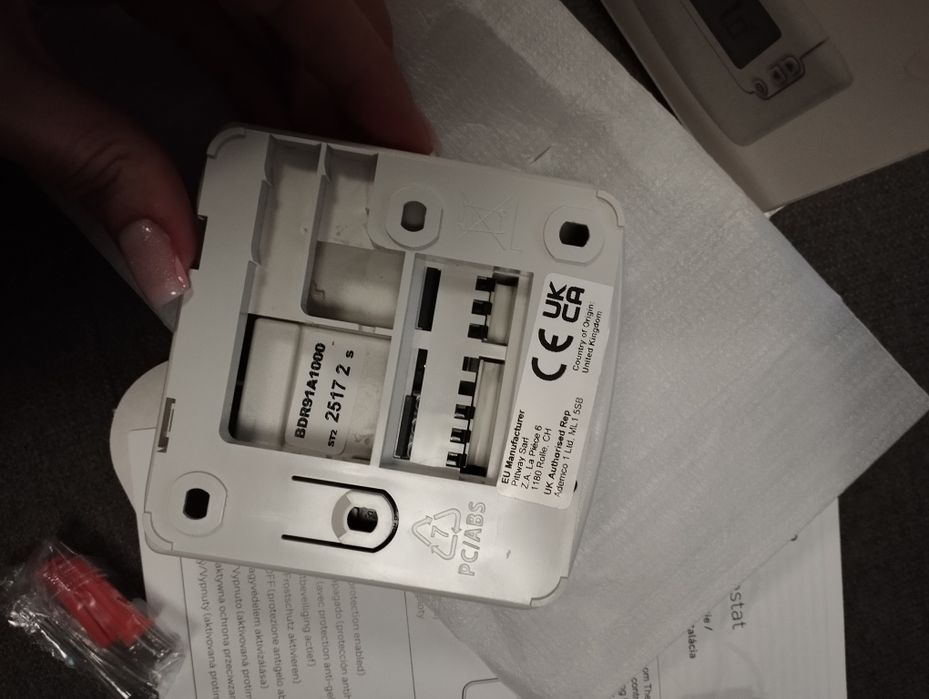 Wireless room thermostat