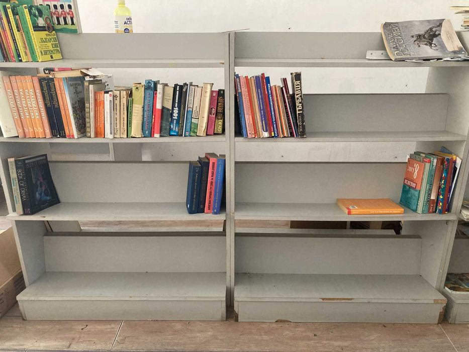 Оборудване за книжарница, магазин, пирамиди, метални стелажи-различни.