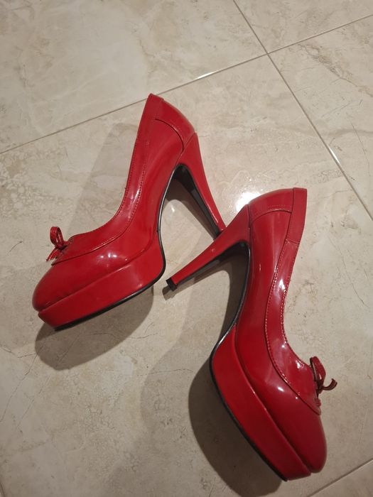 Обувки с камъни и червени лачени