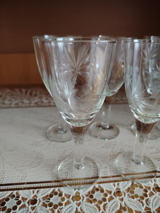 Продам рюмки на ножках.