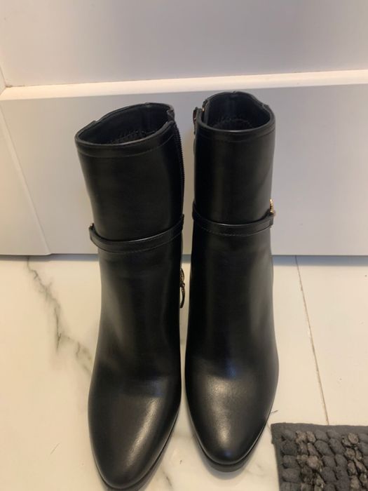 Pantofi cu toc vand urgent!!