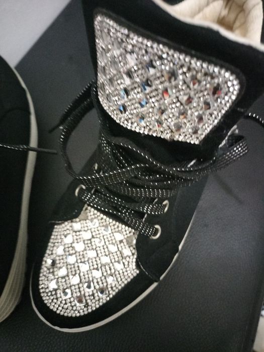 Adidași cu ștrasuri