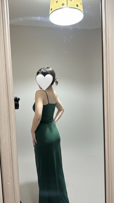 Зеленое платье с вырезом