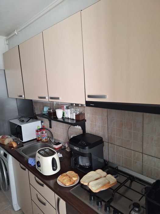 Bucătărie completă +masă și scaune