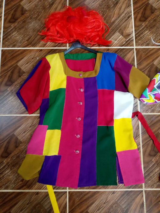 Карнавальные аксессуары и яркие кофты, размер M.