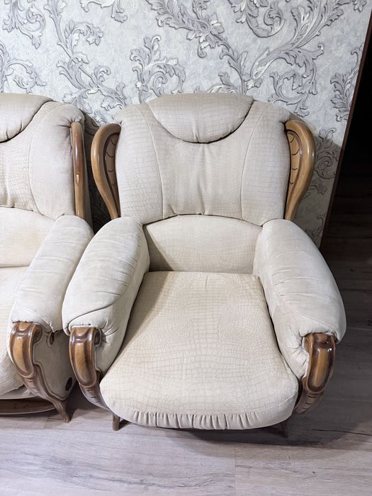 Продам комплект диван и два кресла