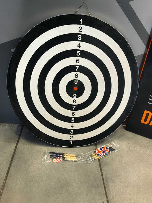 Дартс дървен + 6 бр стрели