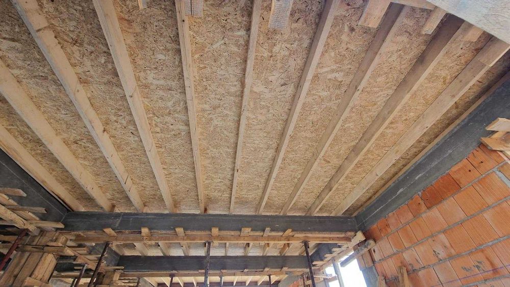 Constructii case la rosu si la cheie, începând de la 250 Euro