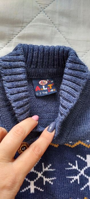 Продаётся свитер на 2-3года