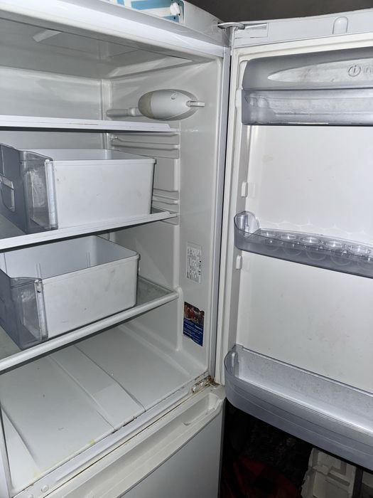 Холодильник Indesit в хорошем состяние