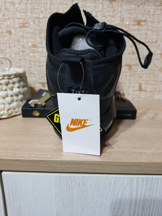 Продам кроссовки Nike совершенно новые