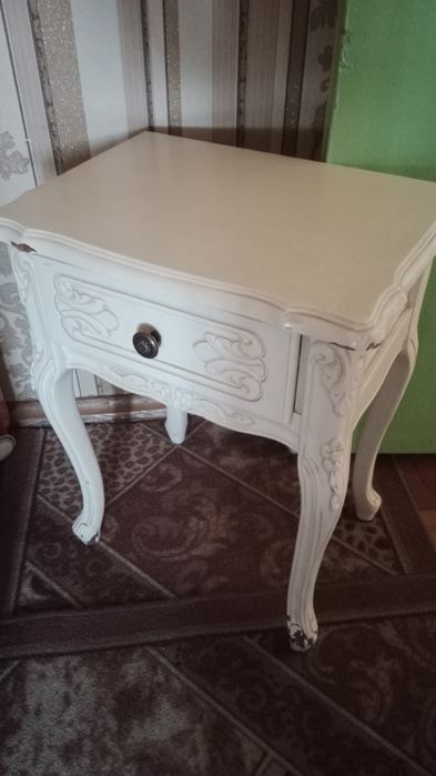 Продам кровать, комод, тумбочки.