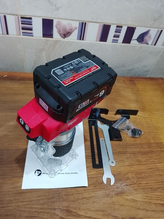 Freza pentru canturi Milwaukee cu o baterie de 6A Nou