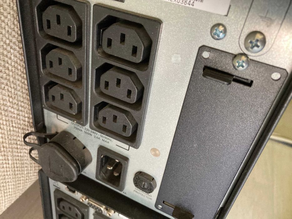 APC Smart UPS / 750VA / Tower / 230V / AVR / Непрекъсваемо захранване